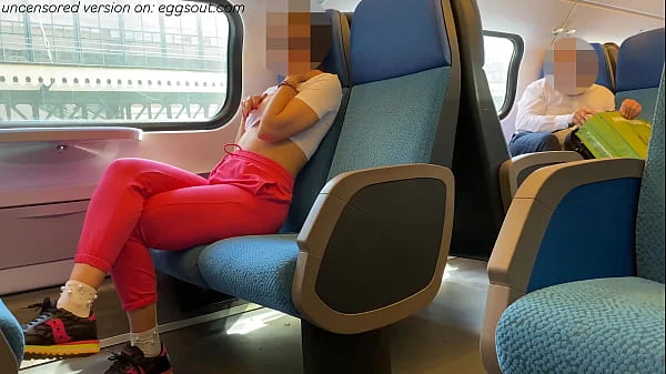 MASTURBO UNO SCONOSCIUTO IN TRENO DAVANTI A TUTTI