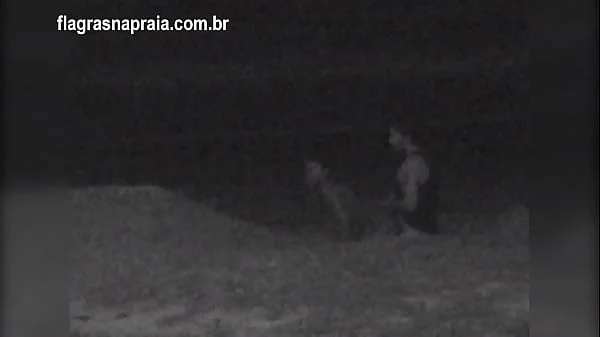 Filmei um casal fazendo sexo na praia a noite. Um segurança botou eles pra correr