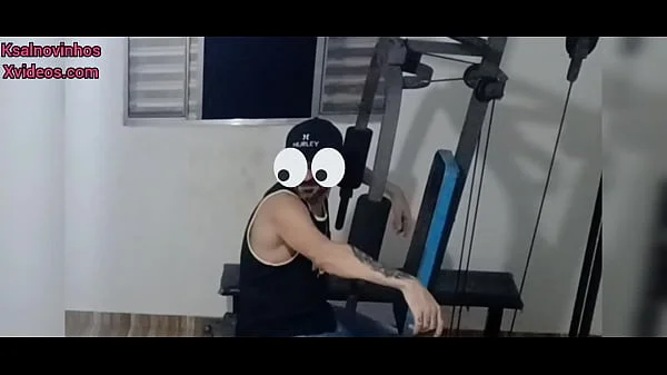 Namorada infiel traindo marido na cara larga bem ao seu lado na academia!
