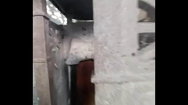 faccio pipi all'aperto in un bagno medievale