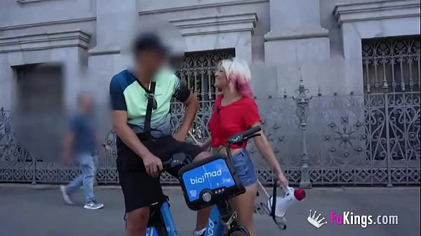 No summer without a kiss! Sandra kisses random dudes in the street and picks one of 'em up