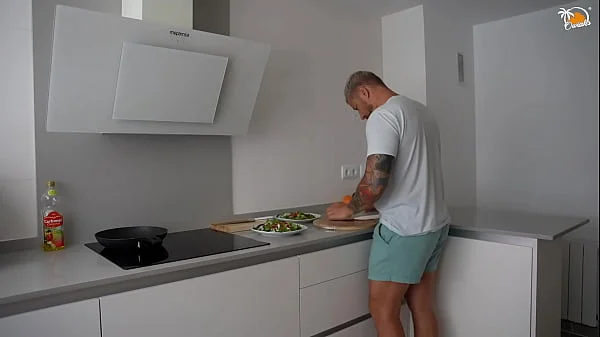 Amateur sex in the kitchen ended with creampie