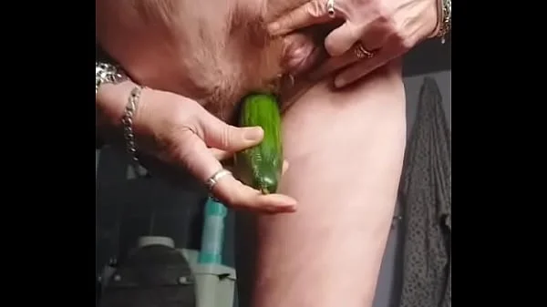 Oma neukt harige kut met komkommer