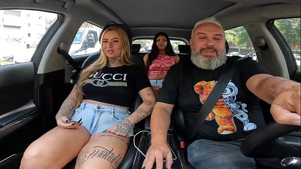 Loira Luxx a tatuada pelada no carro apronta e da uma mamada no meio do transito