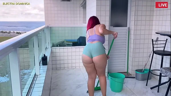 Contratei a empregada safada que fica de shortinho, que delícia essa bunda, fico louco de tesão