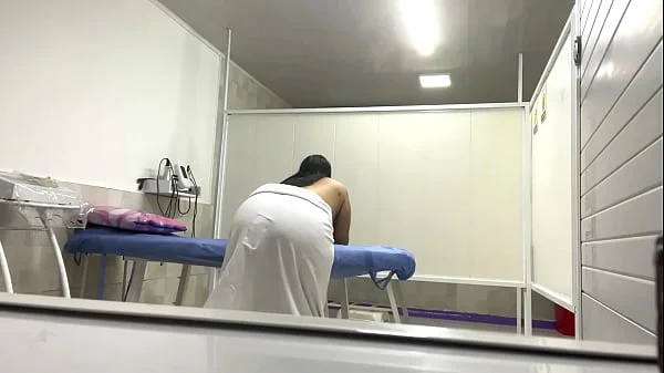 Paciente culona aceitada grabada en consultorio
