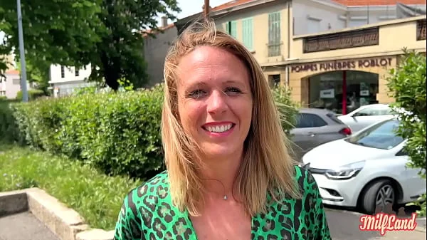 Julie, blonde coquine, réalise l'une de ses envies Part 1