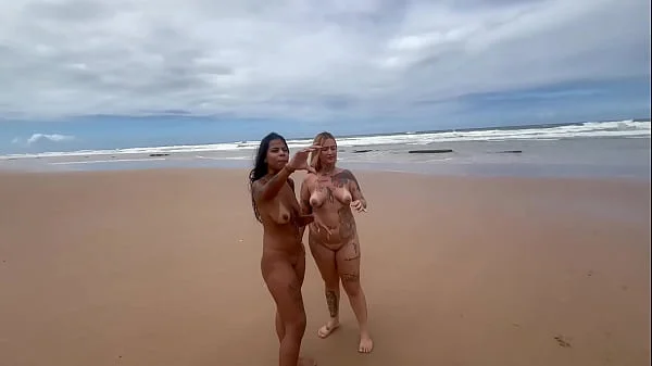 Fui na praia de nudismo tomar banho de mar e acabei tomando banho de porra