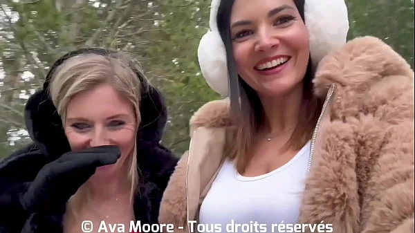 Deux Copines Salopes Sucent Des Queues Dans la Neige et Finissent le Visage Recouvert de Sperme