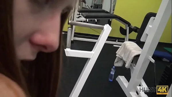 HUNT4K. La ingenua conejita de gimnasio tiene sexo con un hombre rico