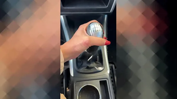 KATALUNA se défonce la chatte avec sa boîte à vitesse et Squirt