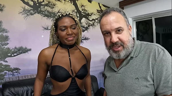 Mulata da bunda gigante faz a festa na mansão por trás das câmeras