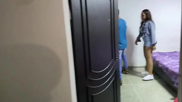 le doy duro a mi hermanastra pos su apretado coño y me termino corriendo dentro