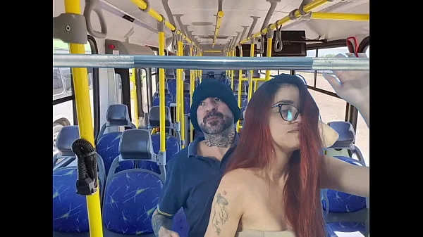 Estudande e fodida por estranho dentro do onibus!