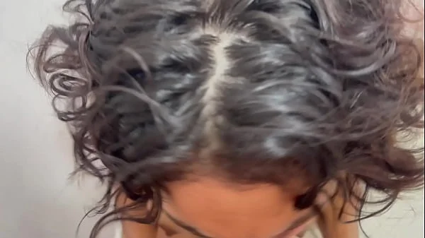 Comparto baño con mi tímida hermanastra y terminamos haciendo la mejor cogida de nuestras vidas y me le corro rico en su boca.