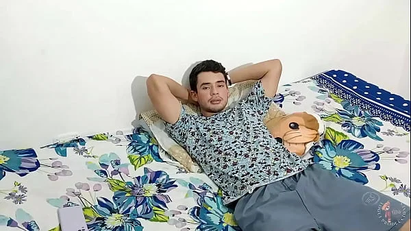 vendo los ojos de su novio para dar una gran sorpresa