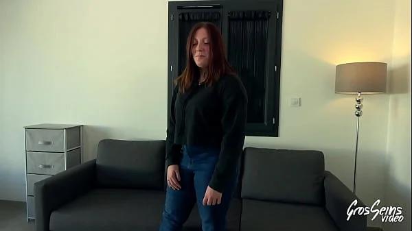 Lily, serveuse coquine, veut une bite pour sa chatte mouillée