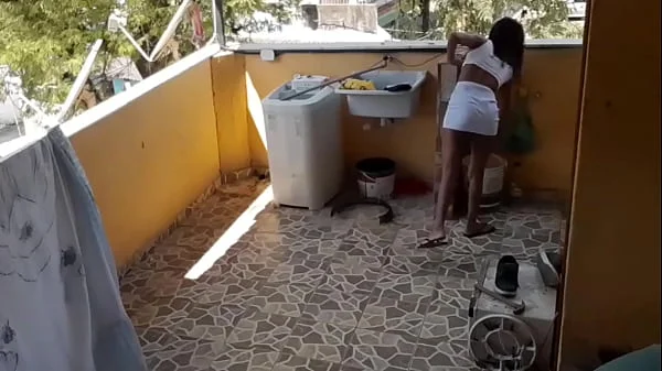Enteada que estava lavando roupa foi Surpreendida pelo padrasto pervertido que botou ela para chutar seu pênis fuder de quatro.