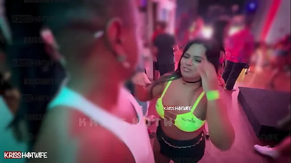 Beijando outro na festa na frente do meu corno / Kissing another at the party in front of my cuckold