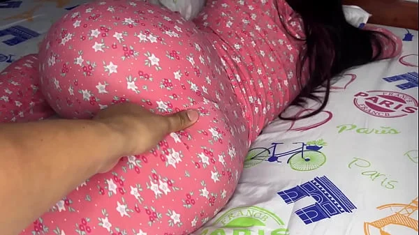 El Culo de mi Hijastra en Pijama no Puedo Dejar de Verlo - Mi Padrastro Pervertido me Quiere Follar por el Culo