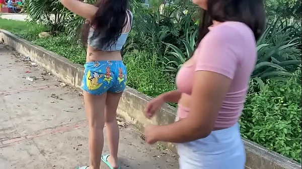 me caliento con mi vecina cuando nos encontramos en el cuarto y terminamos follando nuestros coños