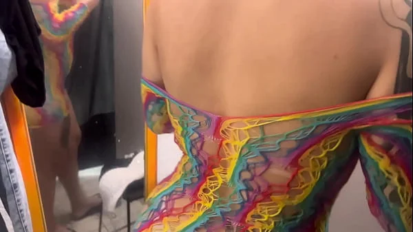 A gostosa da minha mulher dentro do vestuário da loja louca de tesao não aguentamos fudemos ali mesmo (sexo em público)