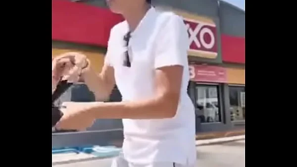 Novinha tarada em público