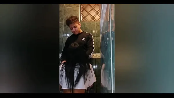 FOLLO DURO A MI AMIGA EN EL BAÑO DE LA UNIVERSIDAD (FINAL CREAMPIE)
