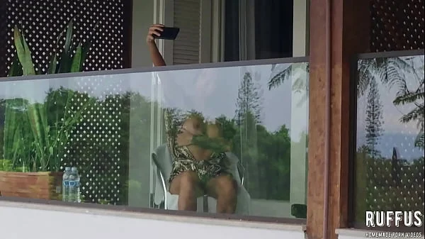 Espionando a vizinha vadia se masturbando na varanda