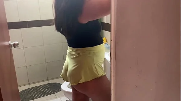 Le agarro las nalgas a mi primastra en el baño la invito a jugar disfruto mucho su culo redondo