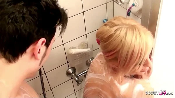 DEUTSCHE MUTTER ENTJUNGFERT STIEF SOHN IN DER DUSCHE