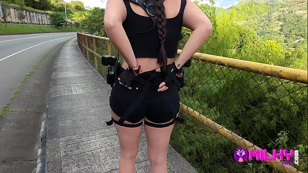 Sexy cosplayer tetona esta sola en la calle y es el momento exacto para pagar capricho por follar su hermoso coño