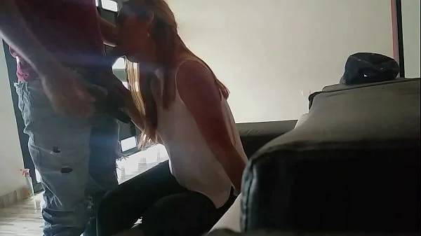 Un rapidito en la sala mientras mis suegros están en la cocina