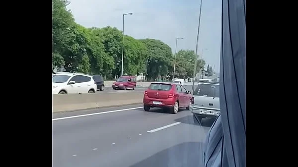 Chico me muestra su pija en autobús y me resisto para no chapársela