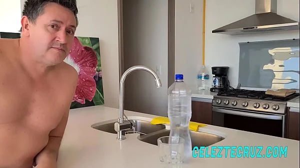 Mi Vecino se tomo Viagra y como su novia le fallo me toco bajarle su erección
