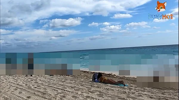 Exhibiendome un poco en la playa, mostrando mi culo en tanga y mis tetas al aire