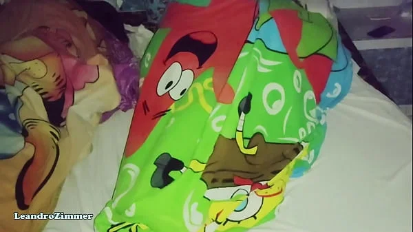 Esposa coloca una cámara escondida por que sabe que su esposo le es infiel con su hermanastra en las noches / descubre que se la folla hasta en la misma cama / LeandroZimmer / ChloeBearwolf