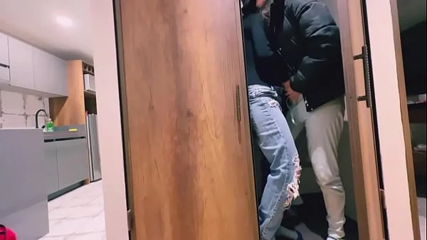 Su mamá no sabe que estoy teniendo sexo en su propio cuarto
