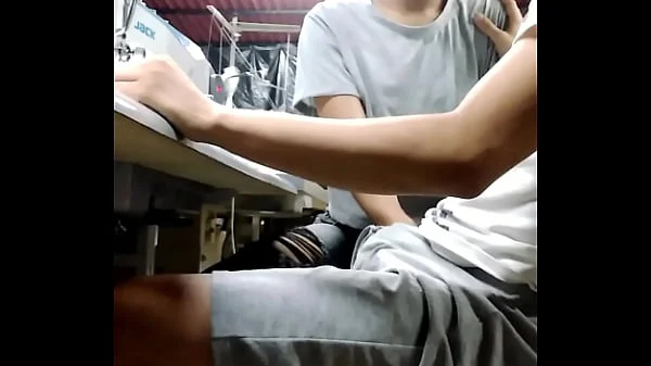 Que miedo me da poner a chupar a mi compañera de trabajo. Mira el video completo y deja tu comentario.